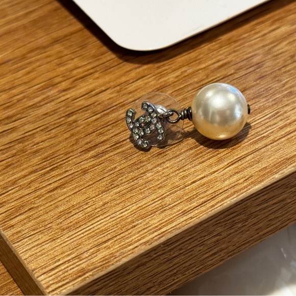 Chanel Pearl Drop Earrings - Picture 3 of 6